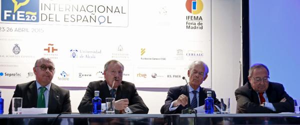 El presidente de Ifema, José María Álvarez del Manzano (2i), junto al presidente de la Cámara de Comercio, José Luis Bonet (d), en la mesa presidencial del foro. Foto: ©Efe/Zipi