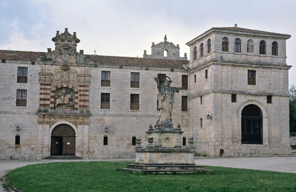 Fachada principal del monasterio cisterciense de San Pedro de Cardeña. ©Efe/Manuel P. Barriopedro 