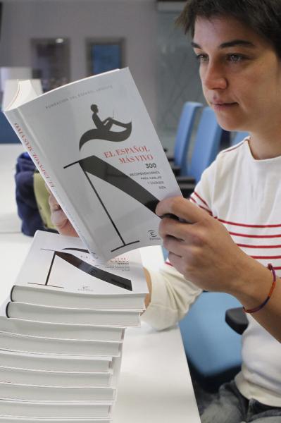 Judith González, con un ejemplar del libro. Foto: ©Agencia Efe/Juan M. Espinosa 
