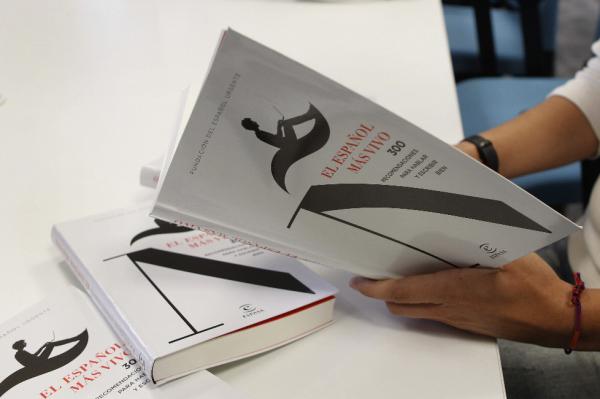 Ejemplares del libro «El español más vivo. 300 recomendaciones para hablar y escribir bien».editada por Espasa. Foto: ©Efe/Juan M. Espinosa
