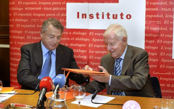 Víctor García de la Concha (drch.) y José Antonio Sánchez, tras la firma del convenio. ©Agencia Efe 
