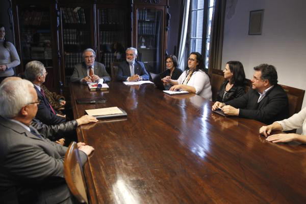 Darío Villanueva (c) participa en una sesión de la Academia Nacional de Letras de Uruguay. Foto: ©Efe/Juan Ignacio Mazzoni