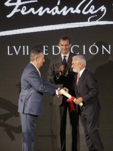 El rey Felipe VI (c) presencia la entrega del LVVII Premio Fernández-Latorre a Darío Villanueva, director de la RAE (d) por parte de Santiago Rey Fernández-Latorre, presidente de «La Voz de Galicia» (i).