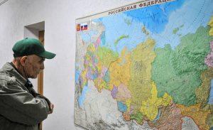 hombre mira un mapa de Rusia